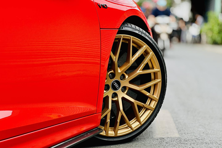 Phía đuôi xe Audi R8 V10 Plus được trang bị thêm cánh lướt gió cố định bằng sợi carbon, ở dưới là hốc gió cỡ lớn và đèn hậu dạng LED. Ngoài ra, siêu xe này còn có cản va thiết kế mới. Siêu xe Audi R8 V10 Plus thế hệ cũ sở hữu bộ mâm đa chấu kép cá tính.