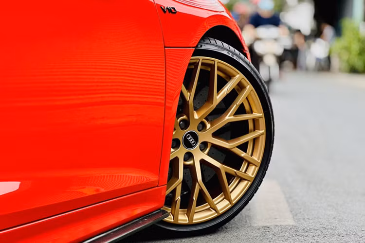 Phía đuôi xe Audi R8 V10 Plus được trang bị thêm cánh lướt gió cố định bằng sợi carbon, ở dưới là hốc gió cỡ lớn và đèn hậu dạng LED. Ngoài ra, siêu xe này còn có cản va thiết kế mới. Siêu xe Audi R8 V10 Plus thế hệ cũ sở hữu bộ mâm đa chấu kép cá tính.