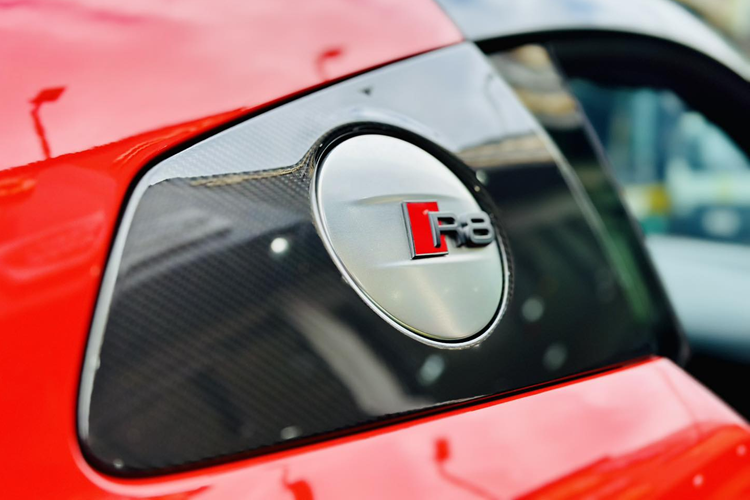 "Trái tim" của siêu xe Audi R8 V10 Plus chính là khối động cơ V10, dung tích 5.2 lít, sản sinh công suất tối đa 610 mã lực và mô-men xoắn cực đại 540 Nm.