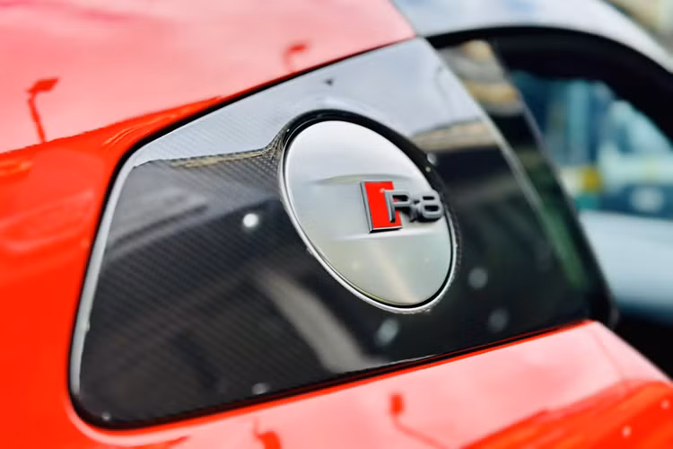 "Trái tim" của siêu xe Audi R8 V10 Plus chính là khối động cơ V10, dung tích 5.2 lít, sản sinh công suất tối đa 610 mã lực và mô-men xoắn cực đại 540 Nm.