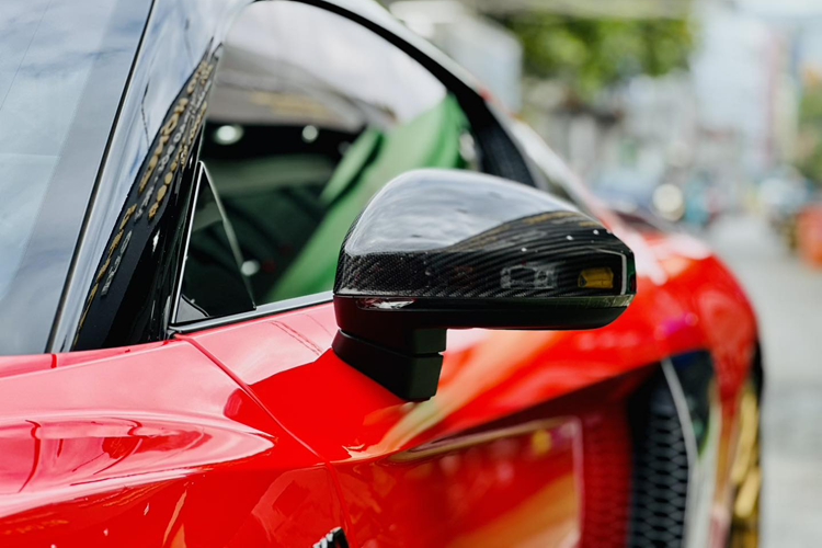 Và để chiếc siêu xe Audi R8 V10 Plus của mình không phải nhàm chán, chủ nhân hiện tại đã gây sốc nhiều người khi tháo ốp gió carbon ở bên sườn, khiến chiếc xe nhìn như bị thủng 1 lỗ rất lớn, làm cho không ít người nghĩ rằng xe đã bị tai nạn.