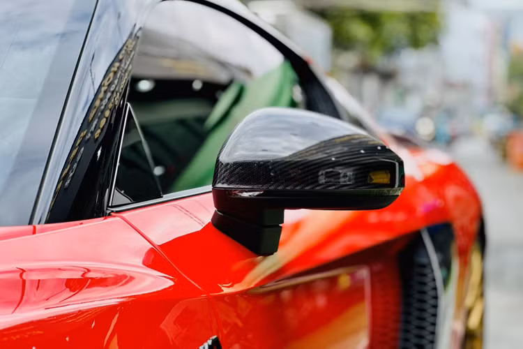 Và để chiếc siêu xe Audi R8 V10 Plus của mình không phải nhàm chán, chủ nhân hiện tại đã gây sốc nhiều người khi tháo ốp gió carbon ở bên sườn, khiến chiếc xe nhìn như bị thủng 1 lỗ rất lớn, làm cho không ít người nghĩ rằng xe đã bị tai nạn.