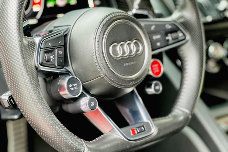 Thú vị ở chỗ, trước đó, chiếc siêu xe Audi R8 V10 Plus khi còn thuộc sở hữu của Tống Đông Khuê cũng đã bị tháo bỏ cản sau, để lộ ra toàn bộ các chi tiết máy móc bên trong xe. Có vẻ số phận của xe Audi R8 V10 Plus này toàn bị chủ nhân tháo đồ để vui đùa.