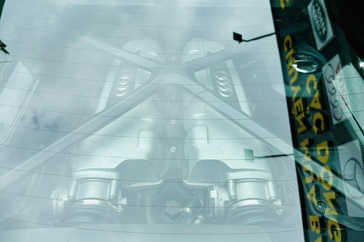 So với thế hệ cũ, Audi R8 V10 Plus có thiết kế mới ở đèn pha, lưới tản nhiệt hình tổ ong mạ crôm và hai thanh dựng dọc ở hốc gió trước. Siêu xe Audi R8 V10 Plus của thanh niên còn khá trẻ tuổi ở Hà Nội còn được trang bị đèn Laser.