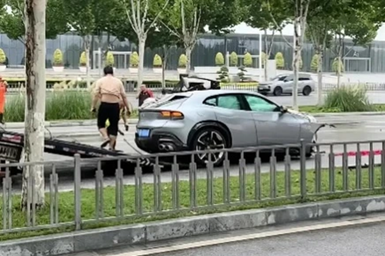 Theo hình ảnh được chụp tại hiện trường tai nạn, có thể thấy chiếc Ferrari Purosangue đã mất lái và va chạm vào dải phân cách khi di chuyển ở tốc độ cao trong điều kiện mặt đường ướt, trơn trượt do mưa lớn. 