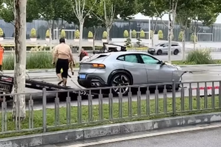 Theo hình ảnh được chụp tại hiện trường tai nạn, có thể thấy chiếc Ferrari Purosangue đã mất lái và va chạm vào dải phân cách khi di chuyển ở tốc độ cao trong điều kiện mặt đường ướt, trơn trượt do mưa lớn. 