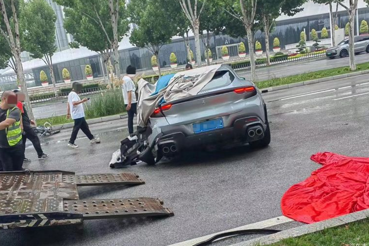 Tuy nhiên, chiếc siêu SUV Ferrari Purosangue gặp tai nạn này được đeo biển số Thượng Hải, điều này đặt ra nghi vấn rằng đây là một chiếc xe được người cầm lái thuê lại. 