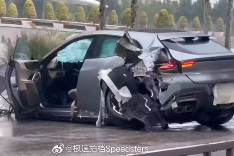 Mới đây, một chiếc siêu SUV Ferrari Purosangue gặp tai nạn nghiêm trọng tại thành phố Tây An thuộc tỉnh Thiểm Tây, Trung Quốc. Đây cũng được xem là chiếc Ferrari Purosangue đầu tiên gặp tai nạn ở châu Á.