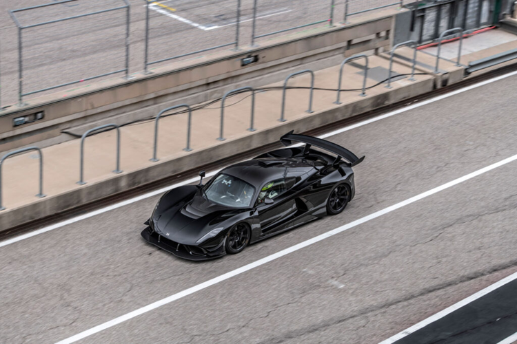 Chiếc xe đua Hennessey Venom F5 Revolution mới đã thành công chinh phục trường đua COTA với tổng thời gian chỉ 2:10.90, đánh bại thành tích 2:11.33 trước đây do Czinger 21C xác lập, nhanh hơn khoảng 0,43 giây.