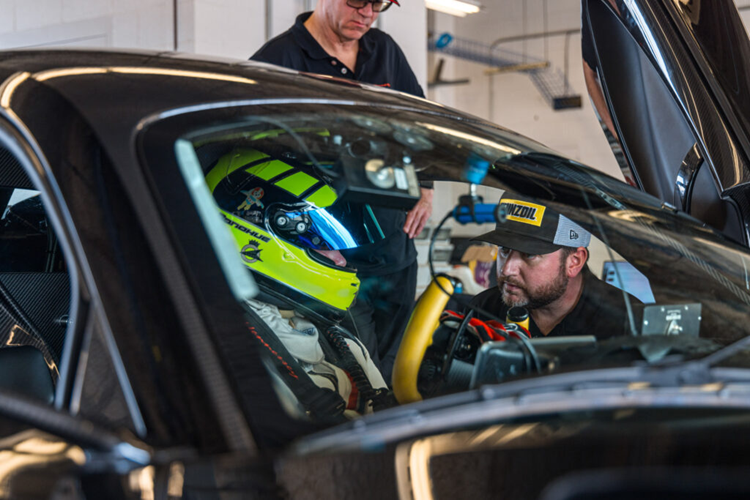 Góp phần vào thành công của Hennessey chính là cựu vô địch giải Le Mans, David Donohue giàu kinh nghiệm đã đưa chiếc xe này đạt kỷ lục ấn tượng.