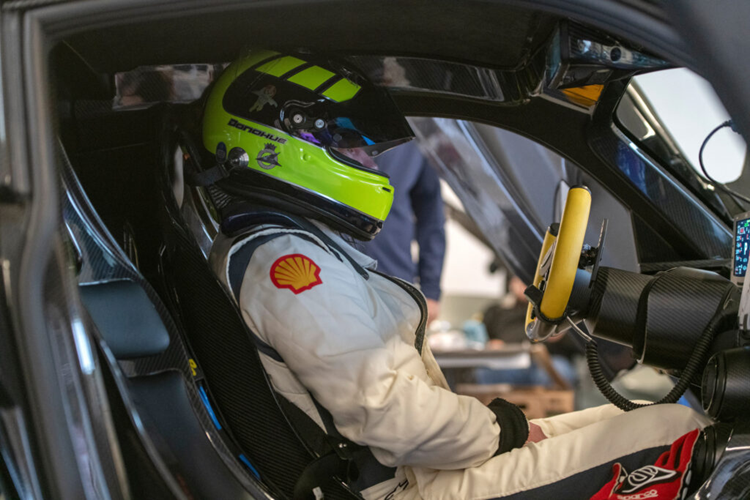 Revolution Venom về hiệu năng tương đồng với phiên bản thông thường, tuy nhiên mẫu xe sở hữu nhiều cải tiến về khung gầm và khí động học giúp xe có khả năng hoạt động tốt hơn trên đường đua.