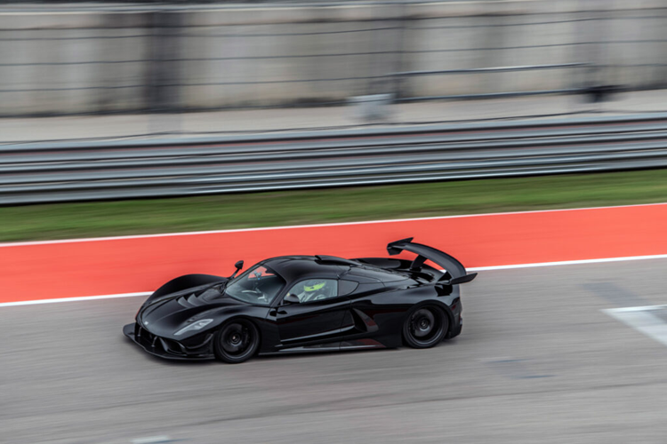 Trước đây, một chiếc Revolution đã đạt được tốc độ hơn 435 km/h trong quá trình phát triển tại Cơ sở hạ cánh tàu con thoi của NASA trước đây ở Cape Canaveral ở Florida