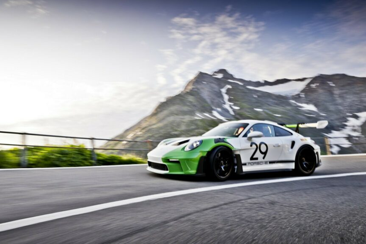 Hãng xe Đức vừa giới thiệu chiếc Porsche 911 GT3 RS độc nhất vô nhị để tri ân tay đua người Thụy Sĩ Jo Siffert. Được chế tạo dựa trên sự hợp tác của gia đình Siffert, chiếc xe lấy cảm hứng từ chiếc 917 mà Jo và tay đua Kurt Ahrens đã lái để giành chiến thắng tại Österreichring năm 1969.