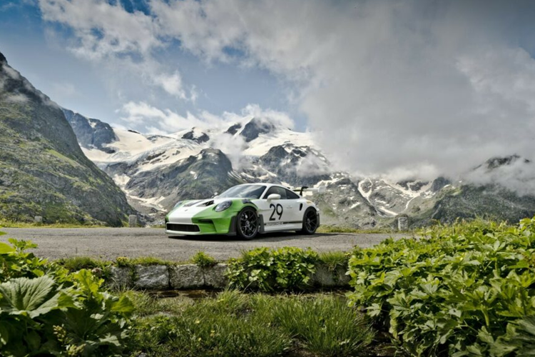 Mẫu xe còn sở hữu tấm ốp bậc cửa đặc biệt và chữ ký Siffert in nổi trên ốp bảng điều khiển trung tâm. Được biết, mẫu xe được hoàn thiện rất nhiều chi tiết khi ngay cả chìa khóa xe cũng đã được tùy chỉnh tỉ mỉ và có màu sơn Pure White và Viper Green cũng như họa tiết cả xe 917.