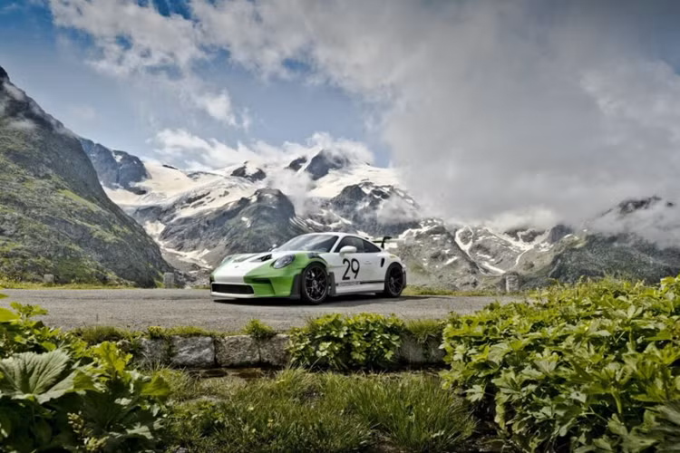 Mẫu xe còn sở hữu tấm ốp bậc cửa đặc biệt và chữ ký Siffert in nổi trên ốp bảng điều khiển trung tâm. Được biết, mẫu xe được hoàn thiện rất nhiều chi tiết khi ngay cả chìa khóa xe cũng đã được tùy chỉnh tỉ mỉ và có màu sơn Pure White và Viper Green cũng như họa tiết cả xe 917.