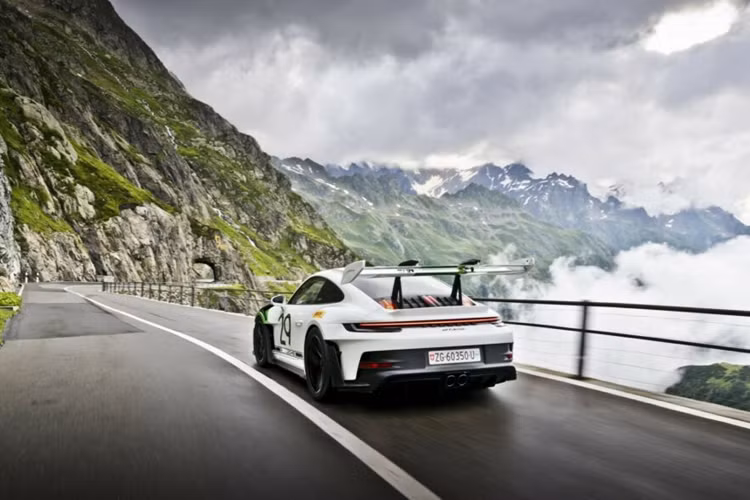 Những chi tiết này được kết nối với nhau bằng dòng chữ “Porsche” và cùng bộ mâm xe Magie siêu nhẹ đặc biệt có khóa trung tâm mang hình bóng thiết kế của 917KH. Nhờ sự hỗ trợ của Bosch và Shell, Porsche đã có thể tái tạo các decal của thương hiệu Bosche hay Shell giống với chiếc xe nguyên bản.