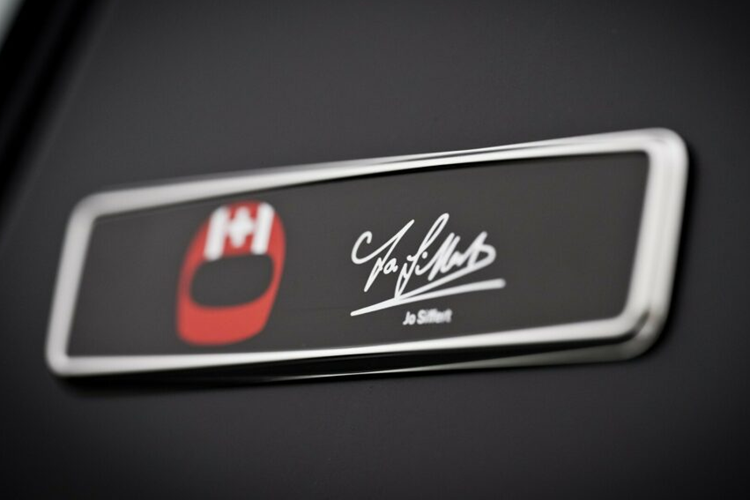 Các nhà thiết kế còn lắp logo cột B có chữ ký của Jo Siffert. Porsche không công bố nhiều hình ảnh nội thất nhưng thương hiệu cho biết, xe có ghế bọc màu đen và đỏ Guards Red Race-Tex với họa tiết mũ bảo hiểm trên tựa đầu.