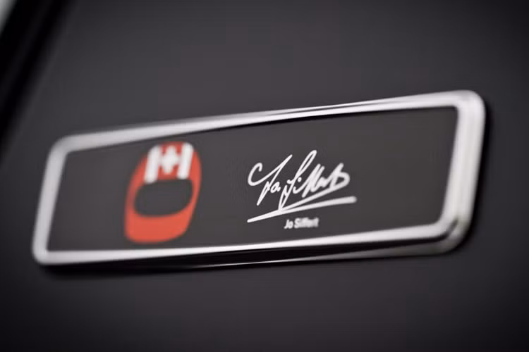 Các nhà thiết kế còn lắp logo cột B có chữ ký của Jo Siffert. Porsche không công bố nhiều hình ảnh nội thất nhưng thương hiệu cho biết, xe có ghế bọc màu đen và đỏ Guards Red Race-Tex với họa tiết mũ bảo hiểm trên tựa đầu.