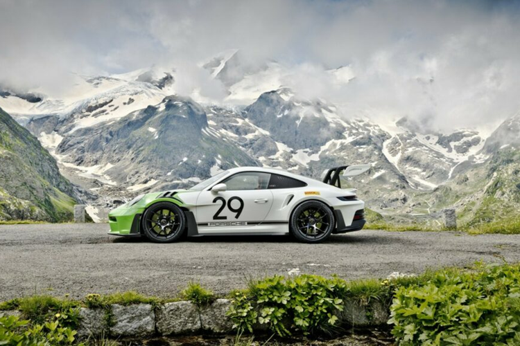 Chính vì vậy mà chiếc Porsche 911 GT3 RS tri ân Jo Siffert này có thiết kế hai tông màu kết hợp giữa Trắng Pure White và màu Xanh Viper Green. Bên cạnh lớp sơn đặc biệt, xe còn được trang bị logo số “29” trên mui xe, cửa và cánh gió.