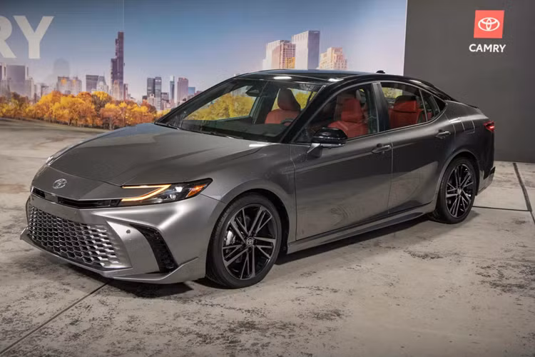 Đối với động cơ xăng 2,5 lít công suất 186 mã lực, mô-men xoắn cực đại 221 Nm, kết hợp với một môtơ điện công suất 136 mã lực, mô-men xoắn 202 Nm. Kết hợp lại cho tổng công suất 230 mã lực, hộp số e-CVT, dẫn động cầu trước.