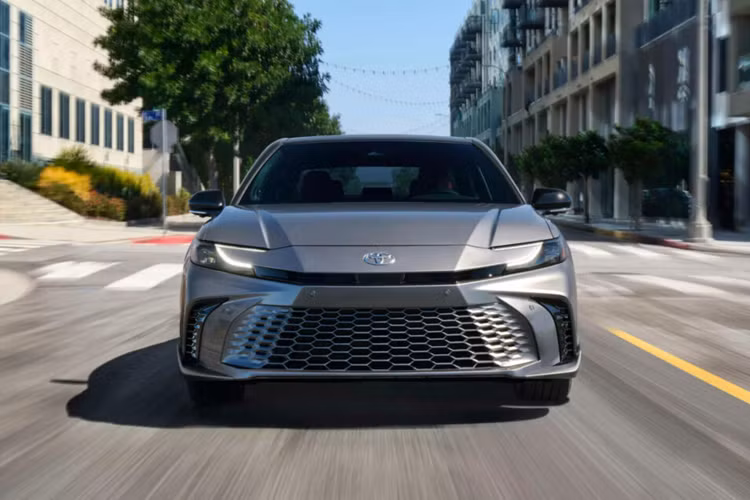 Khu vực tiếp theo của mẫu xe sedan Toyota Camry 2025 dự kiến có mặt là Đông Nam Á và Thái Lan là thị trường đầu tiên. Về mặt ngoại thất, Camry 2025 sẽ có khác biệt một chút ở phần đầu xe như cụm đèn sương mù.