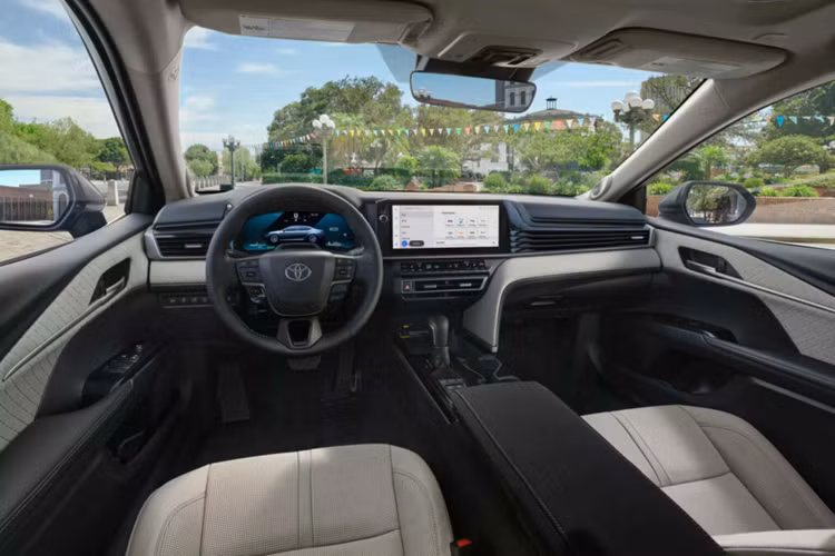 Camry 2025 còn trang bị nhiều option tiện nghi như cửa sổ trời toàn cảnh, hệ thống điều hòa tự động 3 vùng, màn hình cảm ứng giải trí 12,3 inch, kết nối Apple CarPlay/Android Auto không dây, âm thanh JBL 6 loa, ra lệnh giọng nói Hey Toyota, màn hình kính lái HUD 10 inch, lẫy chuyển số vô-lăng, sạc không dây.