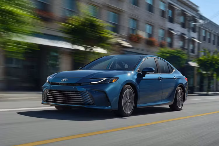 Tháng 11 năm ngoái, Toyota Camry 2025 mới thuộc thế hệ thứ 9 đã chính thức ra mắt tại thị trường Mỹ. Vào tháng 7 năm nay, Toyota Camry thế hệ mới ra mắt tại Đài Loan và Trung Quốc.