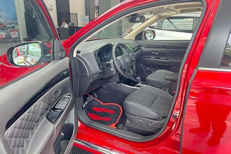 Giá lăn bánh Mitsubishi Outlander 2.0 CVT ở khu vực Hà Nội cũng chỉ dừng ở mức 855 triệu đồng. Trong khi đó, Outlander bản 2.0 CVT Premium được một số đại lý áp dụng ưu đãi lên đến 140 triệu đồng.