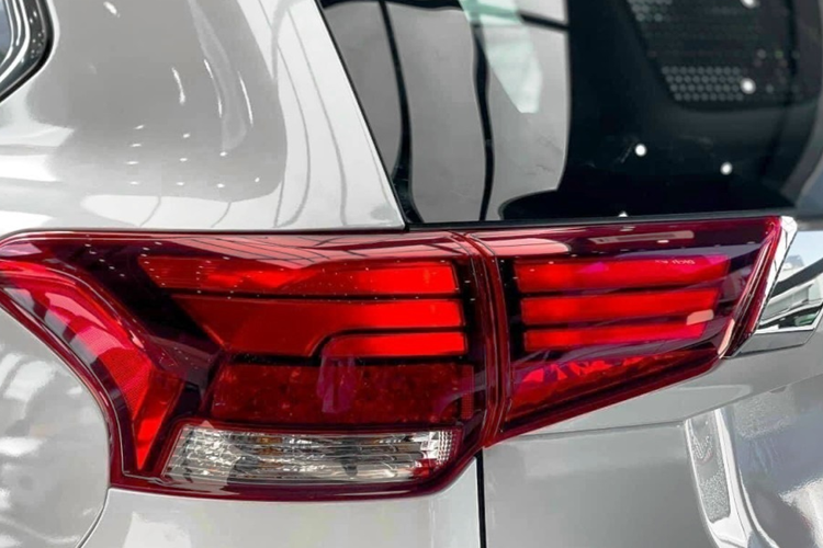 "Trái tim" của Mitsubishi Outlander là động cơ xăng MIVEC 4 xi-lanh, dung tích 2.0L, cho công suất tối đa 145 mã lực và mô-men xoắn cực đại đạt 196 Nm, đi kèm hộp số vô cấp CVT.