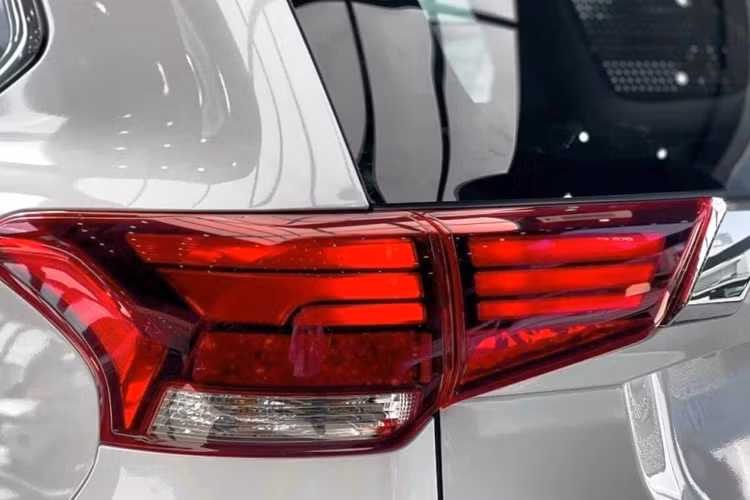 "Trái tim" của Mitsubishi Outlander là động cơ xăng MIVEC 4 xi-lanh, dung tích 2.0L, cho công suất tối đa 145 mã lực và mô-men xoắn cực đại đạt 196 Nm, đi kèm hộp số vô cấp CVT.