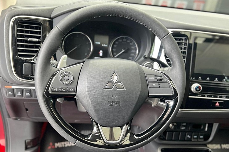 Giá sau ưu đãi của bản cao cấp nhất giảm xuống chỉ còn chưa đến 810 triệu đồng. Phần lớn những chiếc Mitsubishi Outlander 2.0 CVT Premium được khuyến mãi mạnh tay này đều là xe sản xuất năm 2023 (số VIN 2023). Đây chính là động thái đẩy hàng tồn của các đại lý Mitsubishi.