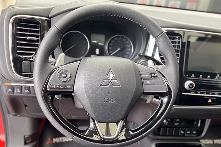 Giá sau ưu đãi của bản cao cấp nhất giảm xuống chỉ còn chưa đến 810 triệu đồng. Phần lớn những chiếc Mitsubishi Outlander 2.0 CVT Premium được khuyến mãi mạnh tay này đều là xe sản xuất năm 2023 (số VIN 2023). Đây chính là động thái đẩy hàng tồn của các đại lý Mitsubishi.