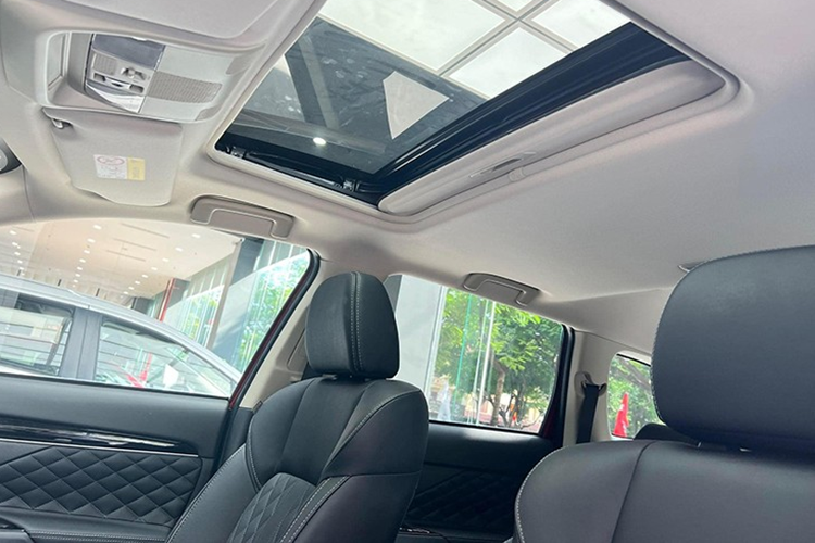 Mitsubishi Outlander không phải là mẫu SUV cỡ C duy nhất đang được khuyến mại tại Việt Nam. Honda CR-V hiện cũng đang được hãng hỗ trợ 50% lệ phí trước bạ ở 2 bản G và L 2WD với giá trị từ 55 - 58 triệu đồng. Trong khi đó, Subaru Forester được giảm giá từ 70 - 160 triệu đồng, tùy theo phiên bản.