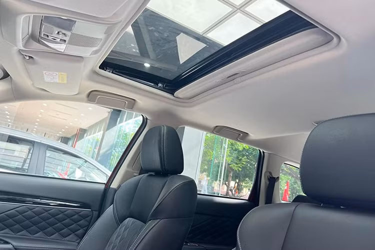 Mitsubishi Outlander không phải là mẫu SUV cỡ C duy nhất đang được khuyến mại tại Việt Nam. Honda CR-V hiện cũng đang được hãng hỗ trợ 50% lệ phí trước bạ ở 2 bản G và L 2WD với giá trị từ 55 - 58 triệu đồng. Trong khi đó, Subaru Forester được giảm giá từ 70 - 160 triệu đồng, tùy theo phiên bản.