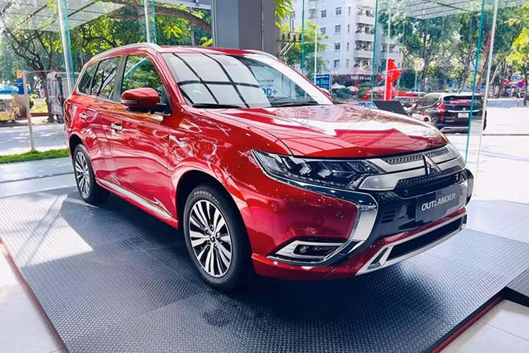 Theo đó, một đại lý ở khu vực Hà Nội hiện rao bán Mitsubishi Outlander bản 2.0 CVT tiêu chuẩn với giá chỉ 730 triệu đồng, rẻ hơn đến 95 triệu so với mức niêm yết và chỉ ngang với một số mẫu SUV cỡ B như Kia Seltos hay Hyundai Creta.