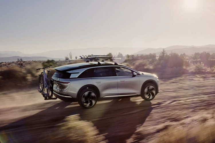 “Hôm nay đánh dấu một cột mốc thú vị cho công ty chúng tôi. Việc sản xuất Lucid Gravity hiện đang được tiến hành tại nhà máy của chúng tôi ở Arizona!”, thương hiệu cho biết trong một bài đăng trên X. “Cột mốc này là sự tôn vinh cho công sức làm việc chăm chỉ của đội ngũ tận tụy và đam mê của chúng tôi để đưa mẫu SUV đột phá này vào sản xuất thương mại.”