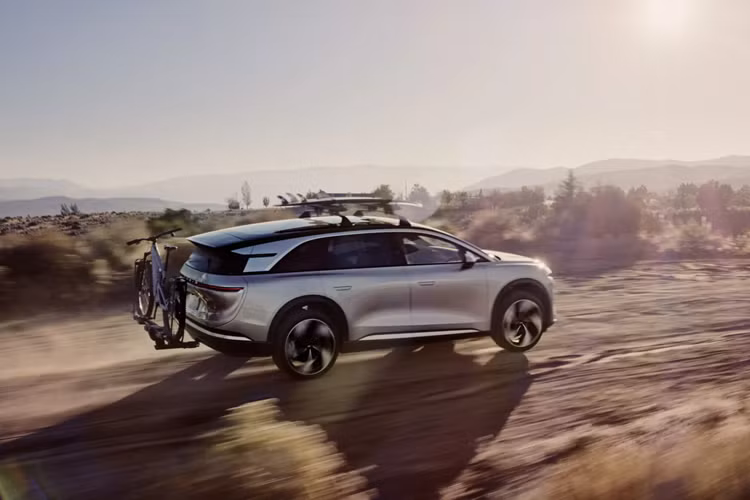 “Hôm nay đánh dấu một cột mốc thú vị cho công ty chúng tôi. Việc sản xuất Lucid Gravity hiện đang được tiến hành tại nhà máy của chúng tôi ở Arizona!”, thương hiệu cho biết trong một bài đăng trên X. “Cột mốc này là sự tôn vinh cho công sức làm việc chăm chỉ của đội ngũ tận tụy và đam mê của chúng tôi để đưa mẫu SUV đột phá này vào sản xuất thương mại.”