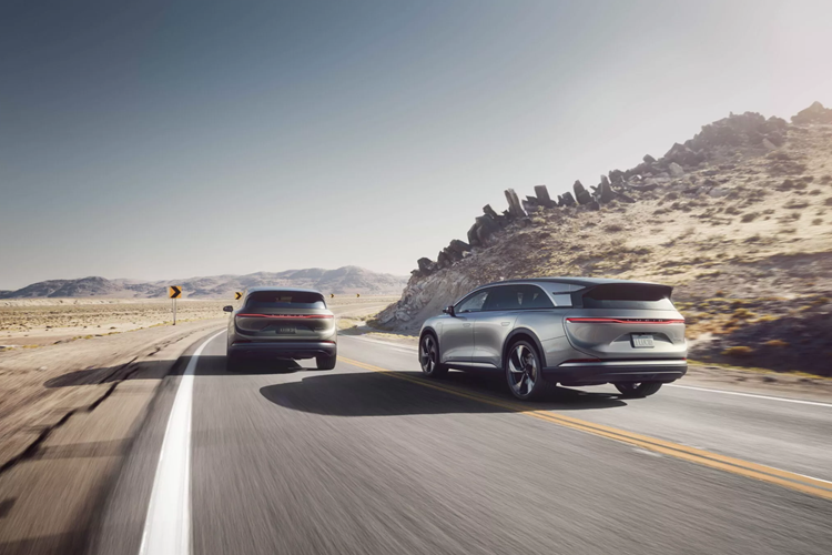 Lucid không đi sâu vào chi tiết cụ thể, nhưng đã xác nhận mẫu xe này ban đầu sẽ được cung cấp dưới dạng Grand Touring với giá 94.900 USD. Việc sản xuất dự kiến sẽ bắt đầu vào cuối năm nay và mẫu xe điện crossover hứa hẹn sẽ có công suất hơn 800 mã lực cũng như phạm vi hoạt động vượt quá 708 km mỗi lần sạc.