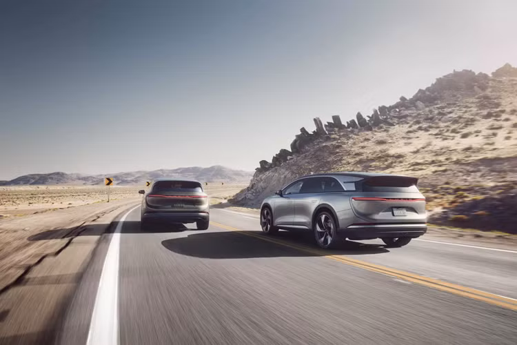 Lucid không đi sâu vào chi tiết cụ thể, nhưng đã xác nhận mẫu xe này ban đầu sẽ được cung cấp dưới dạng Grand Touring với giá 94.900 USD. Việc sản xuất dự kiến sẽ bắt đầu vào cuối năm nay và mẫu xe điện crossover hứa hẹn sẽ có công suất hơn 800 mã lực cũng như phạm vi hoạt động vượt quá 708 km mỗi lần sạc.