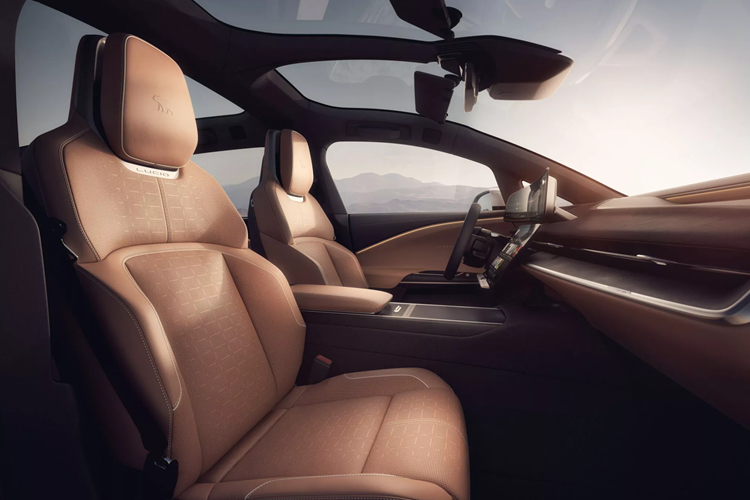 Mẫu xe sở hữu khoang nội thất tối giản tập trung vào màn hình với màn hình cong lớn cũng như hệ thống thông tin giải trí chuyên dụng.