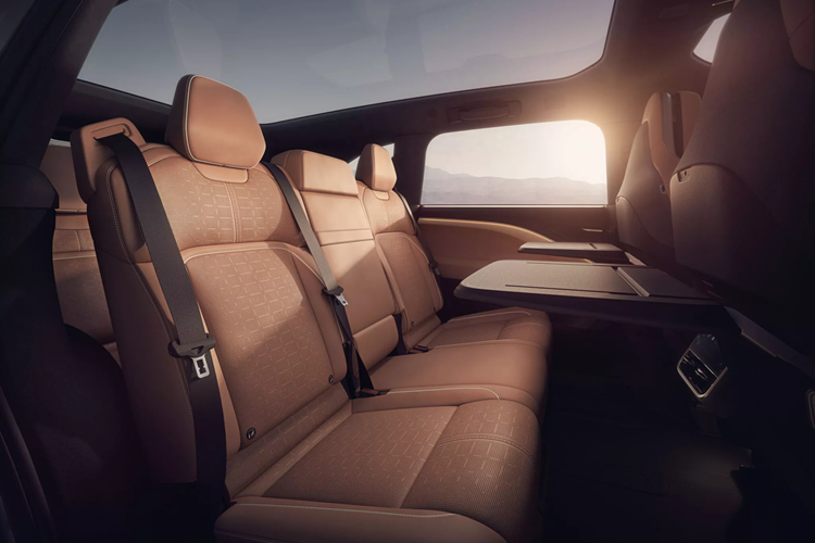 Khoang nội thất xe còn được trang bị vô lăng hai chấu và chỗ ngồi cho tối đa bảy người. Một loạt các tùy chọn sẽ có sẵn bao gồm ghế trước có sưởi, thông gió và mát-xa, hệ thống âm thanh cao cấp 22 loa và hệ thống kiểm soát khí hậu bốn vùng.