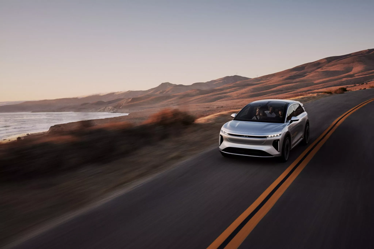 Lucid cho biết những chủ sở hữu xe hiện tại sẽ được ưu tiên khi nói đến việc giao hàng. Thương hiệu cũng thông báo rằng một chiếc Lucid Gravity Touring giá rẻ hơn dự kiến sẽ ra mắt vào cuối năm sau với mức giá cơ bản là 79.900 USD.