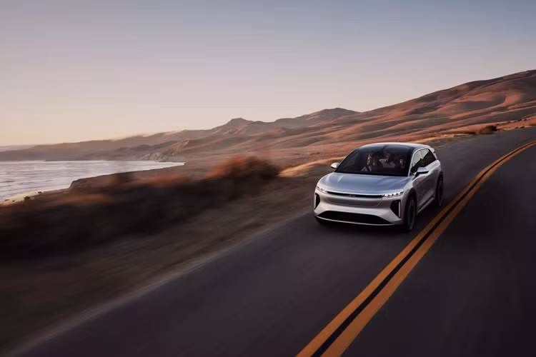 Lucid cho biết những chủ sở hữu xe hiện tại sẽ được ưu tiên khi nói đến việc giao hàng. Thương hiệu cũng thông báo rằng một chiếc Lucid Gravity Touring giá rẻ hơn dự kiến sẽ ra mắt vào cuối năm sau với mức giá cơ bản là 79.900 USD.