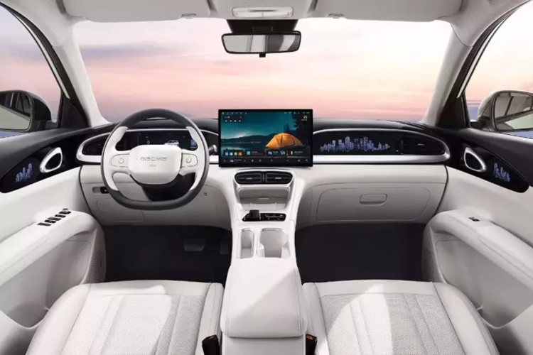 Bên trong, buồng lái áp dụng bố cục đối xứng, được trang bị bảng điều khiển LCD 8,8 inch và vô lăng đa chức năng theo tiêu chuẩn. Tùy thuộc vào từng phiên bản, có hai kích thước màn hình điều khiển trung tâm 10,1 inch hoặc 14,6 inch.