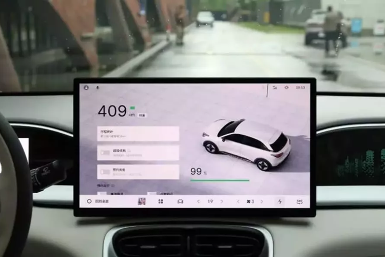 Hơn nữa, có 36 không gian lưu trữ trên toàn bộ xe, bao gồm cốp trước 70 L, hộp đựng găng tay 10 L và ngăn chứa đồ 20 L bên dưới bảng điều khiển trung tâm. Thể tích tiêu chuẩn của cốp sau là 375 L và có thể mở rộng lên 1320 L sau khi gập hàng ghế sau xuống, có thể chứa 17 vali 20 inch.