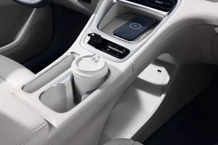 Ngoài ra, Galaxy Flyme Auto do Geely tự phát triển cũng được triển khai tại đây, đi kèm với bản đồ kỹ thuật số di động từ Amap của Alibaba, kết nối HiCar/CarLink, sạc nhanh không dây 50 W và trợ lý giọng nói. Các cấu hình khác bao gồm điều khiển từ xa, đèn viền nội thất 256 màu, cập nhật OTA, mở cửa không cần chìa khóa, bốn loa, ghế lái chỉnh tay 6 hướng và ghế phụ chỉnh tay 4 hướng.