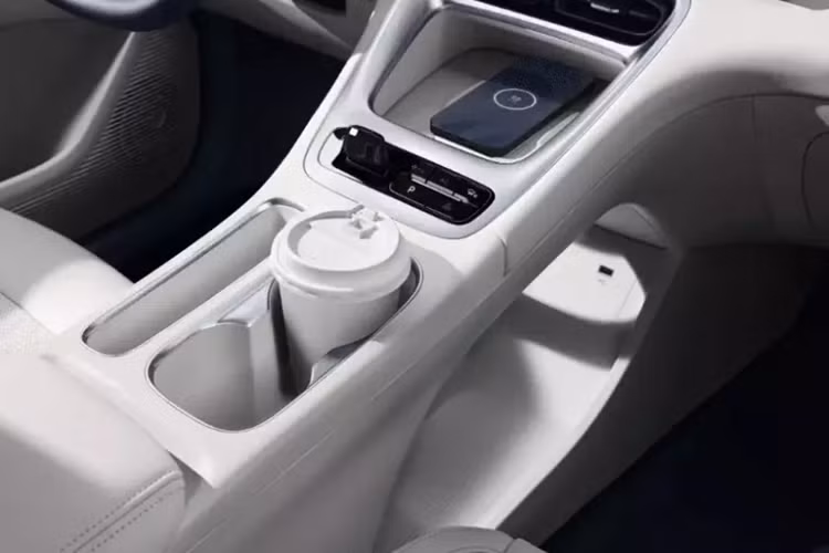 Ngoài ra, Galaxy Flyme Auto do Geely tự phát triển cũng được triển khai tại đây, đi kèm với bản đồ kỹ thuật số di động từ Amap của Alibaba, kết nối HiCar/CarLink, sạc nhanh không dây 50 W và trợ lý giọng nói. Các cấu hình khác bao gồm điều khiển từ xa, đèn viền nội thất 256 màu, cập nhật OTA, mở cửa không cần chìa khóa, bốn loa, ghế lái chỉnh tay 6 hướng và ghế phụ chỉnh tay 4 hướng.