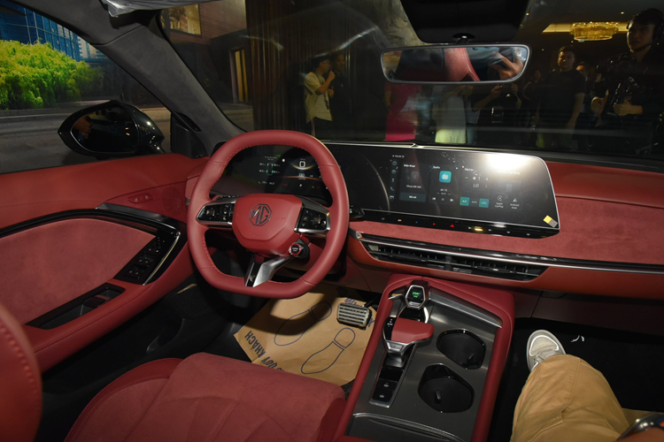 Phiên bản cao cấp nhất sẽ có thêm logo màu đen trên sườn xe, cánh gió đuôi chủ động và màu sơn ngoại thất xanh lá British Green độc quyền. Về nội thất, MG7 sở hữu cấu hình 5 chỗ ngồi.