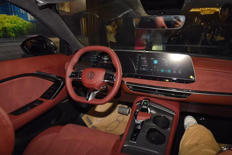 Phiên bản cao cấp nhất sẽ có thêm logo màu đen trên sườn xe, cánh gió đuôi chủ động và màu sơn ngoại thất xanh lá British Green độc quyền. Về nội thất, MG7 sở hữu cấu hình 5 chỗ ngồi.