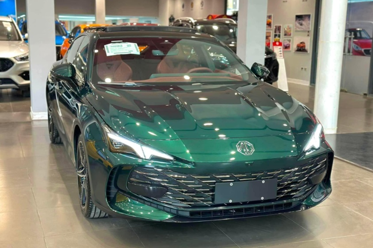 MG7 ssau giảm giá sẽ về ngang với xe cỡ C như Mazda3 1.5L Premium (699 triệu đồng), Hyundai Elantra 2.0 AT Cao cấp (699 triệu đồng). MG7 chính là mẫu xe thứ 4 mà thương hiệu MG giới thiệu tại Việt Nam. Xe có kích thước dài x rộng x cao lần lượt là 4.884 x 1.889 x 1.447 mm và chiều dài cơ sở 2.778 mm.